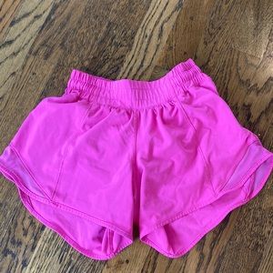 Lululemon sonic pink hottie hot shorts! 4”